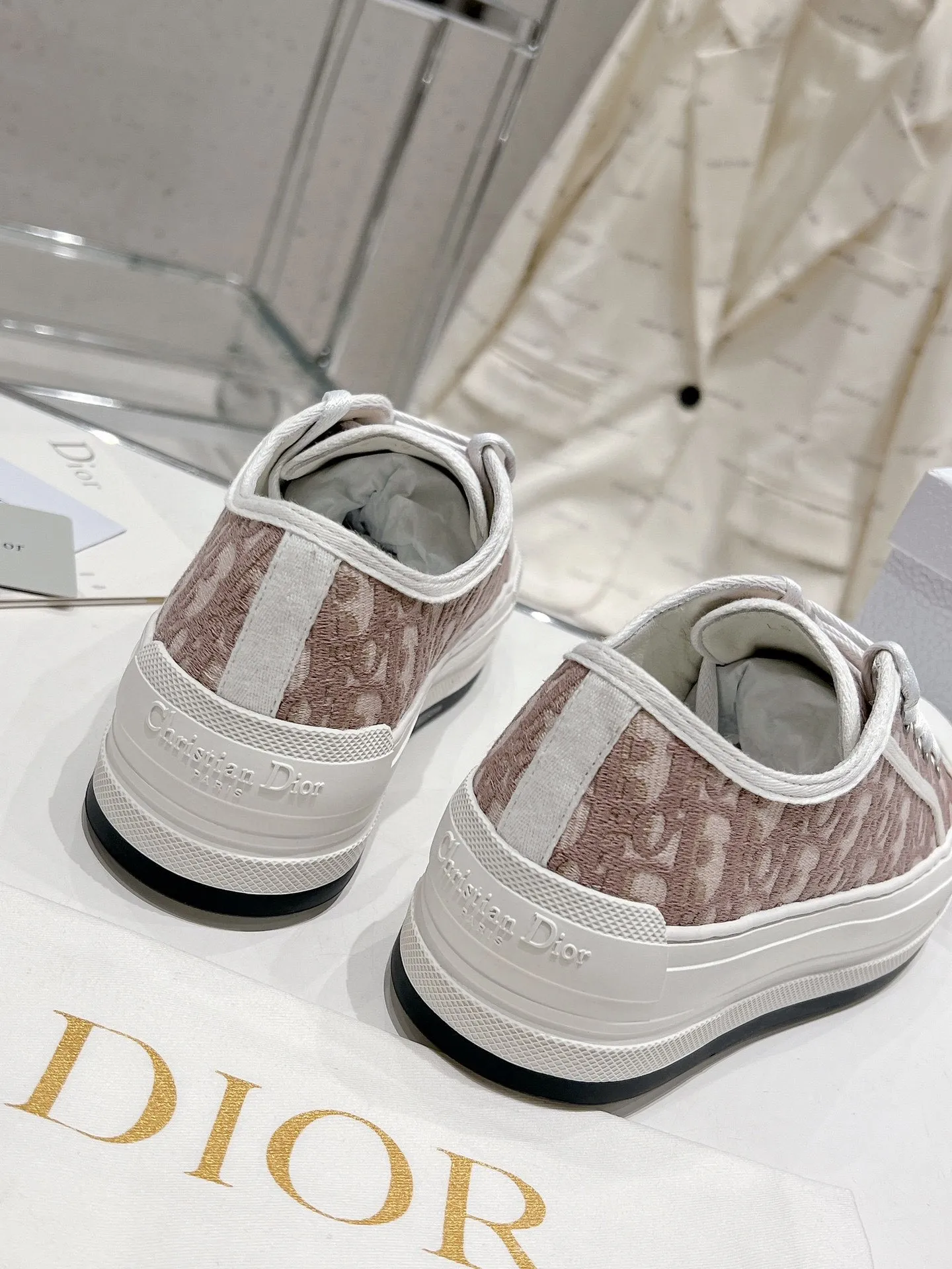 👟👟Ex-factory price P520👟👟 Dior Series Dior Dior 2024 Walk'n Series Presbyopia Embroidery Thick-soled Canvas Shoes Casual Sports Shoes Original Purchase Development Production This Walk'n'Dior thick-soled sneaker is a fashionable item that enhances the style of this series. Oblique printed cotton embroidered upper with comfortable platform sole, tongue and Christian Dior Paris signature laces. Can add fashionable temperament to all kinds of casual looks ▪️Fabric: Original customized imported Oblique printed embroidery ▪️Lining: Imported soft sheepskin lining ▪️Outsole: Original exclusive molded TPU material ▪️Sole thickness: 4.5CM ▪️Size: Women's 35-40
